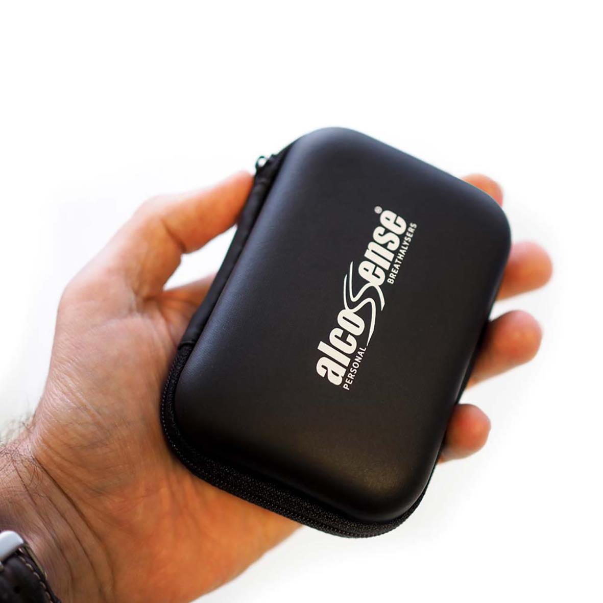 Svart väska med Alcosense alkoholmätare logga hålls i hand