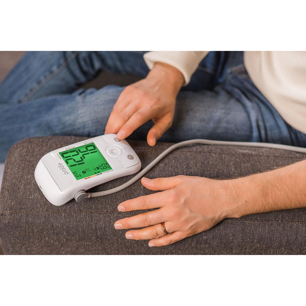 Blodtrycksmätare Prolife Digital PA5 Comfort på en person som mäter blodtrycket