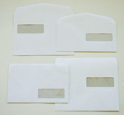 Fyra vita kuvert Sober S65 H2 FH med fönster, olika storlekar, på ljus bakgrund