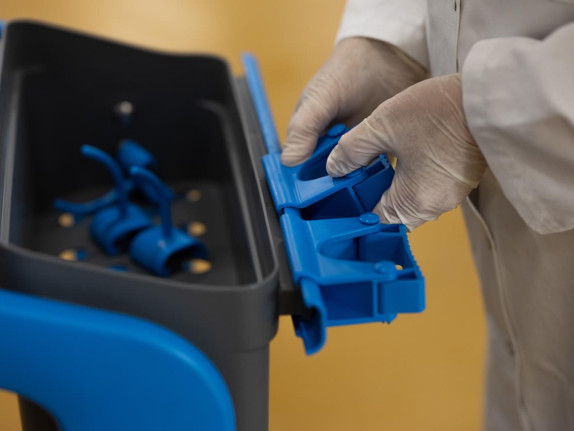 Person som hanterar en grön rengöringsstation från Vikan Hygo