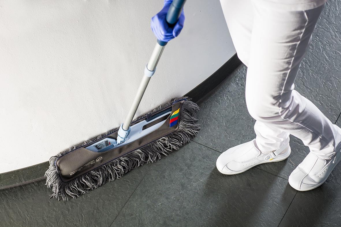 Person använder kombimopp Vileda Swep Single r-MicroTech på golvet
