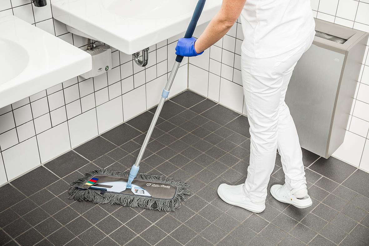 Person moppar golv med Vileda Swep MicroTech kombimopp i grått på ett köksgolv