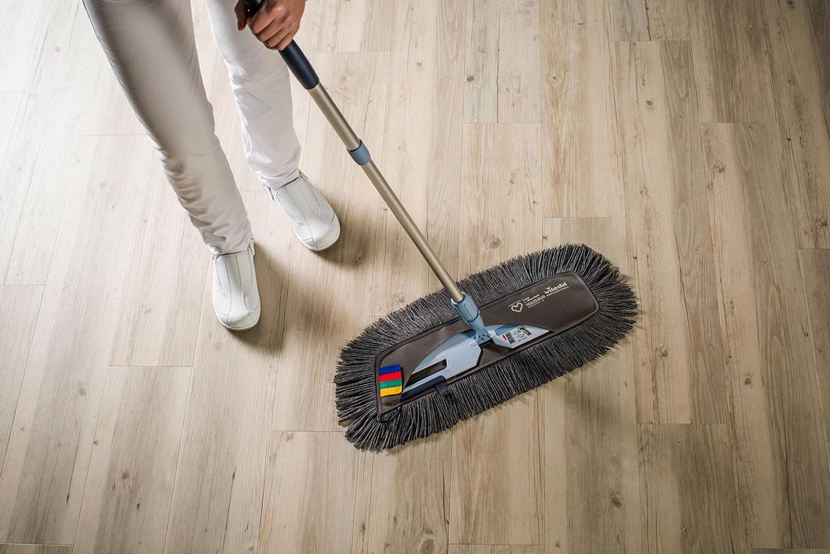 Person använder Vileda Swep kombimopp på trägolv