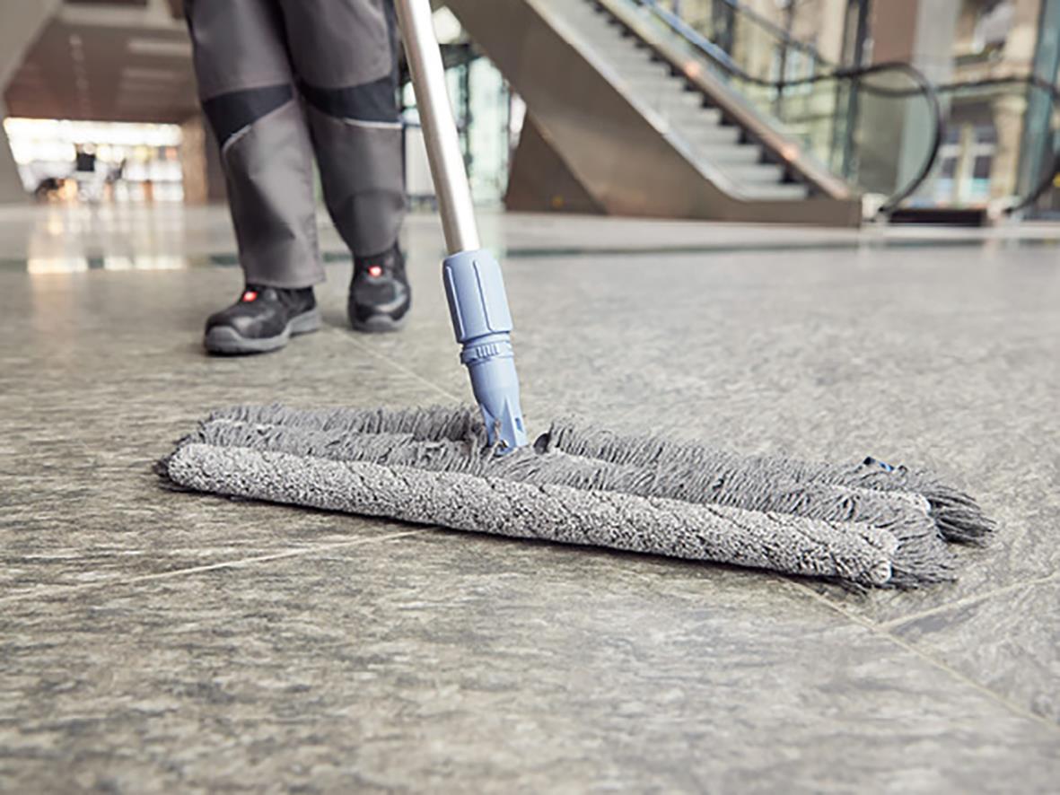 Mopp Vileda Swep Duo r-Micro Tech Pro 50cm används för golvrengöring på ett offentligt utrymme