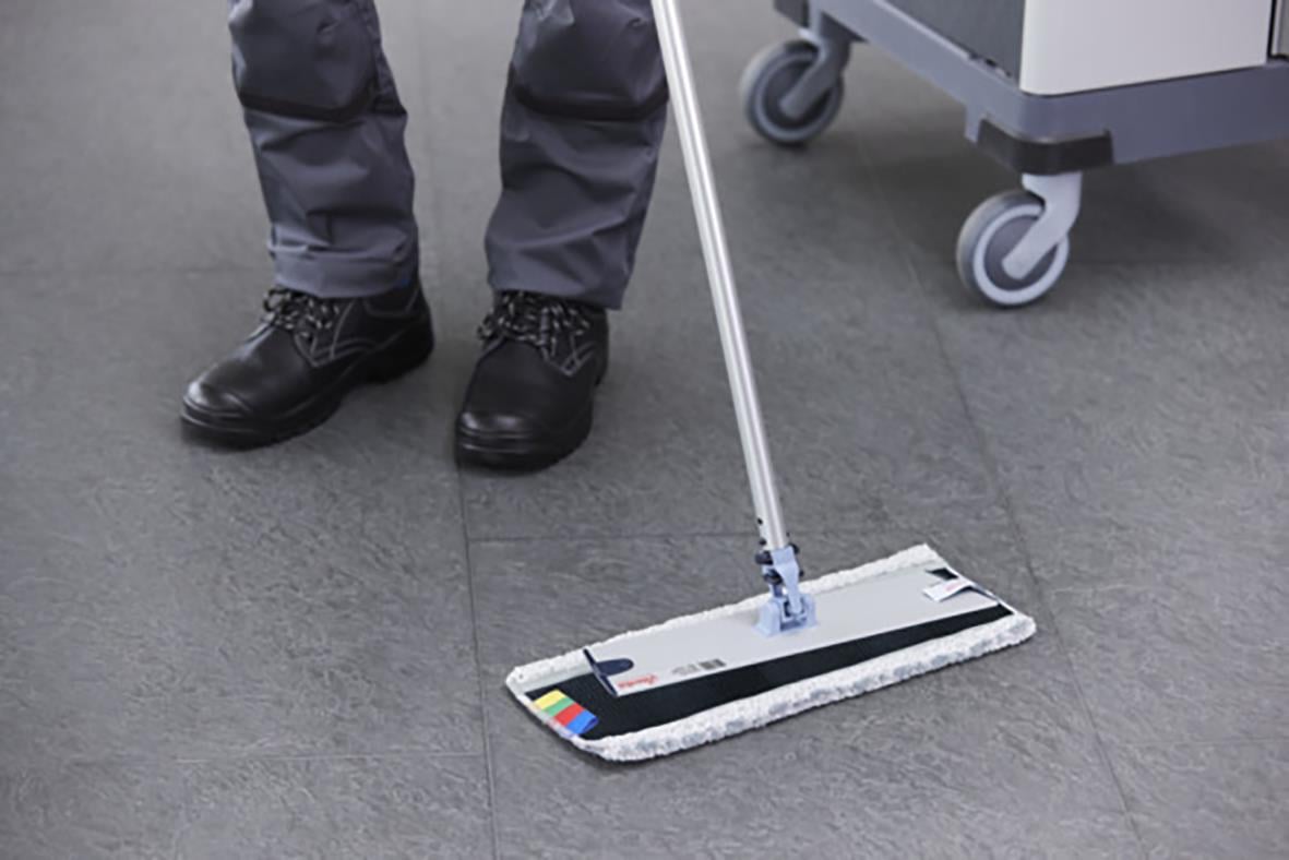 Person som använder Vileda r-MicroLite Max 30cm kombimopp för golvrengöring