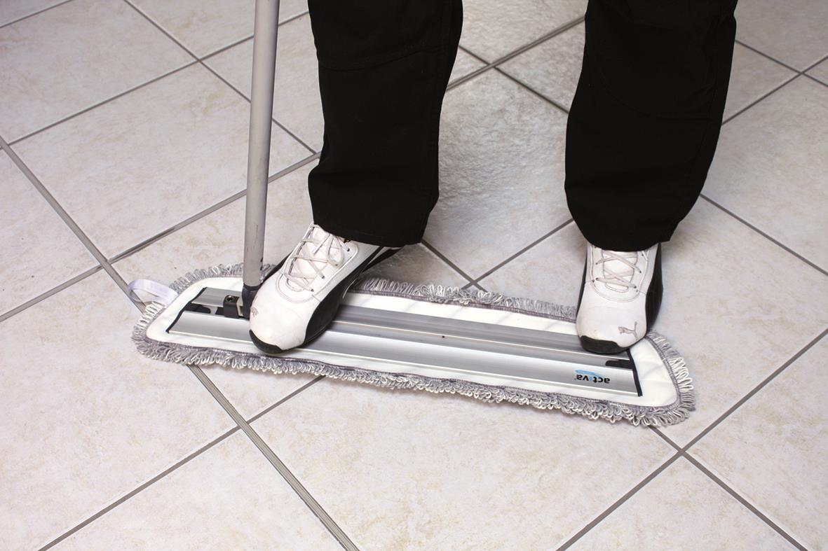 Person står på ett Activa Flexi Move moppstativ på golv med kakel