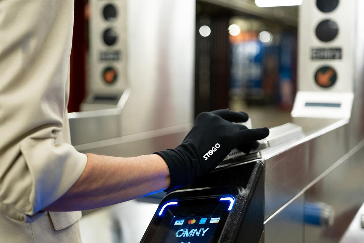 Person använder svart Stogo All-Day Handske M/L för att hantera en maskin eller skärm