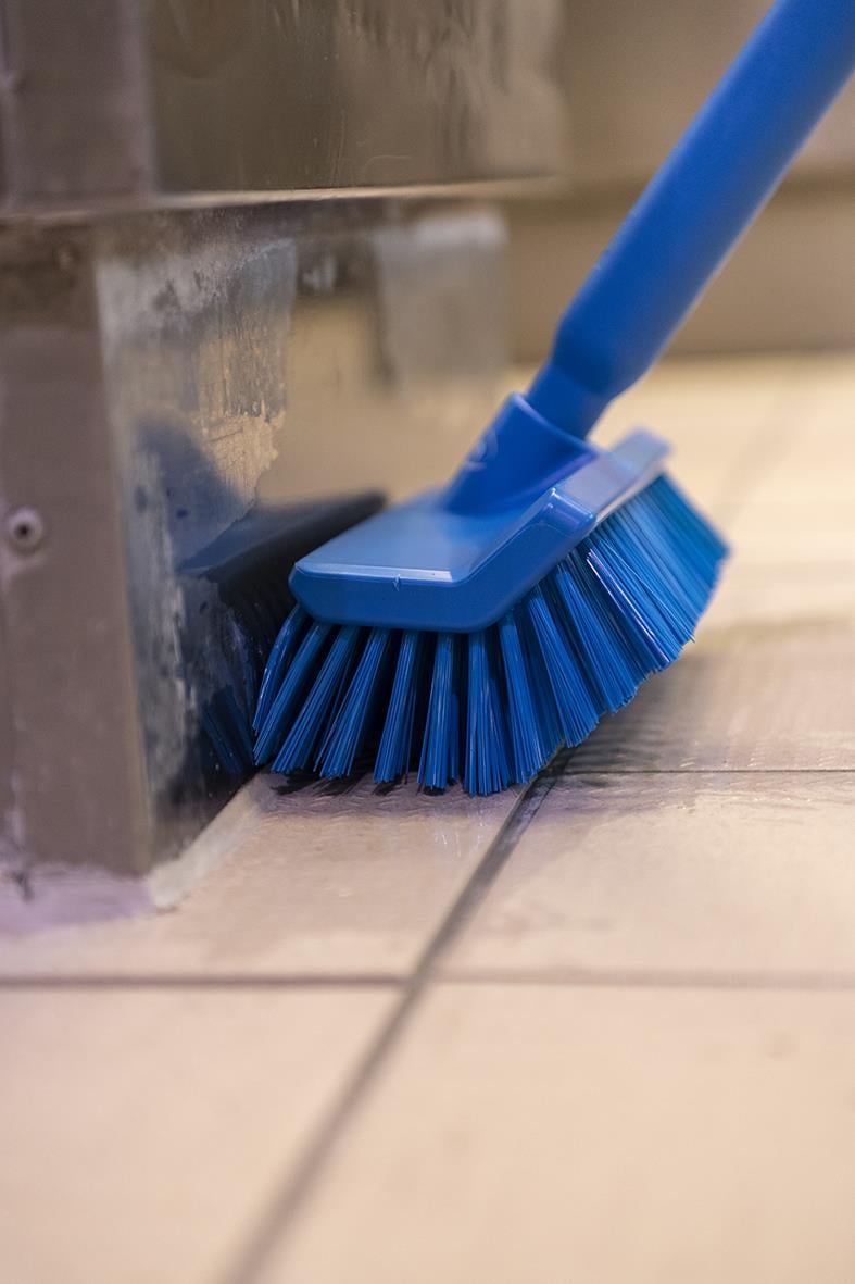 Blå kombinationsskrubb Vikan High-Low Medium som rengör golv och hörn