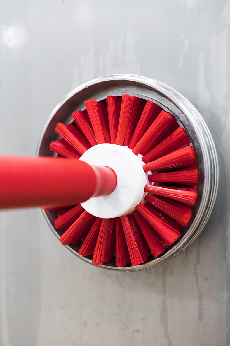 Rörrensare Vikan med blått skaft och röd borst, diameter 135mm, monterad på ett skaft