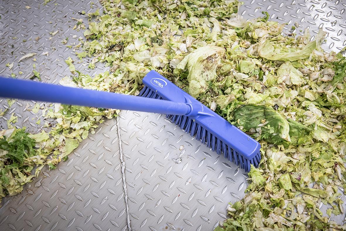 Blå sopborste Vikan mjuk 410mm som sopar upp löv på en metallplatta