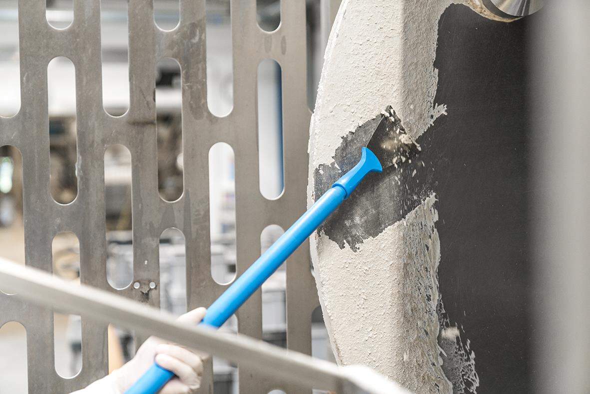 Handskrapa Vikan Gängat Handtag Flexibel Blå 100mm används för att skrapa bort ytskikt på vägg