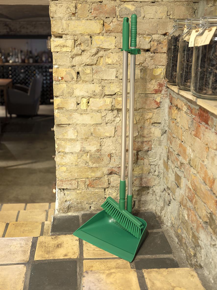Blå sopskyffel med stång och grönt handtag och borste, 330mm