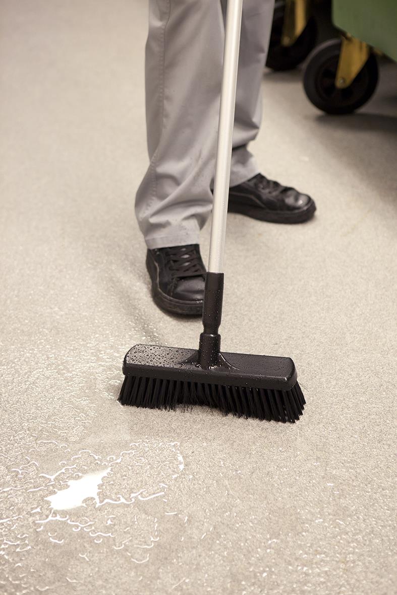 Person sopar golv med gul borste med rakt fäste och 310mm bredd