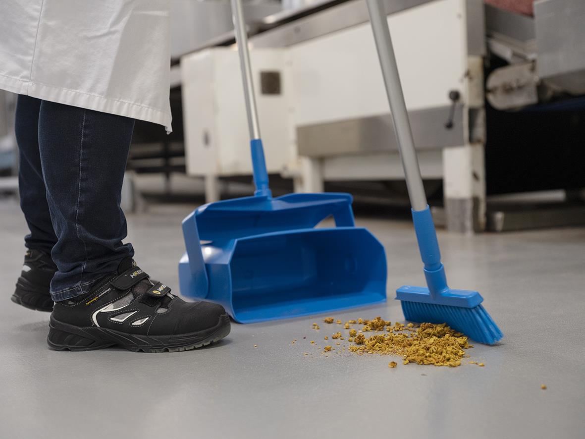 Blå sopset med skyffel och borste, komplett och förslutningsbar, används för städning