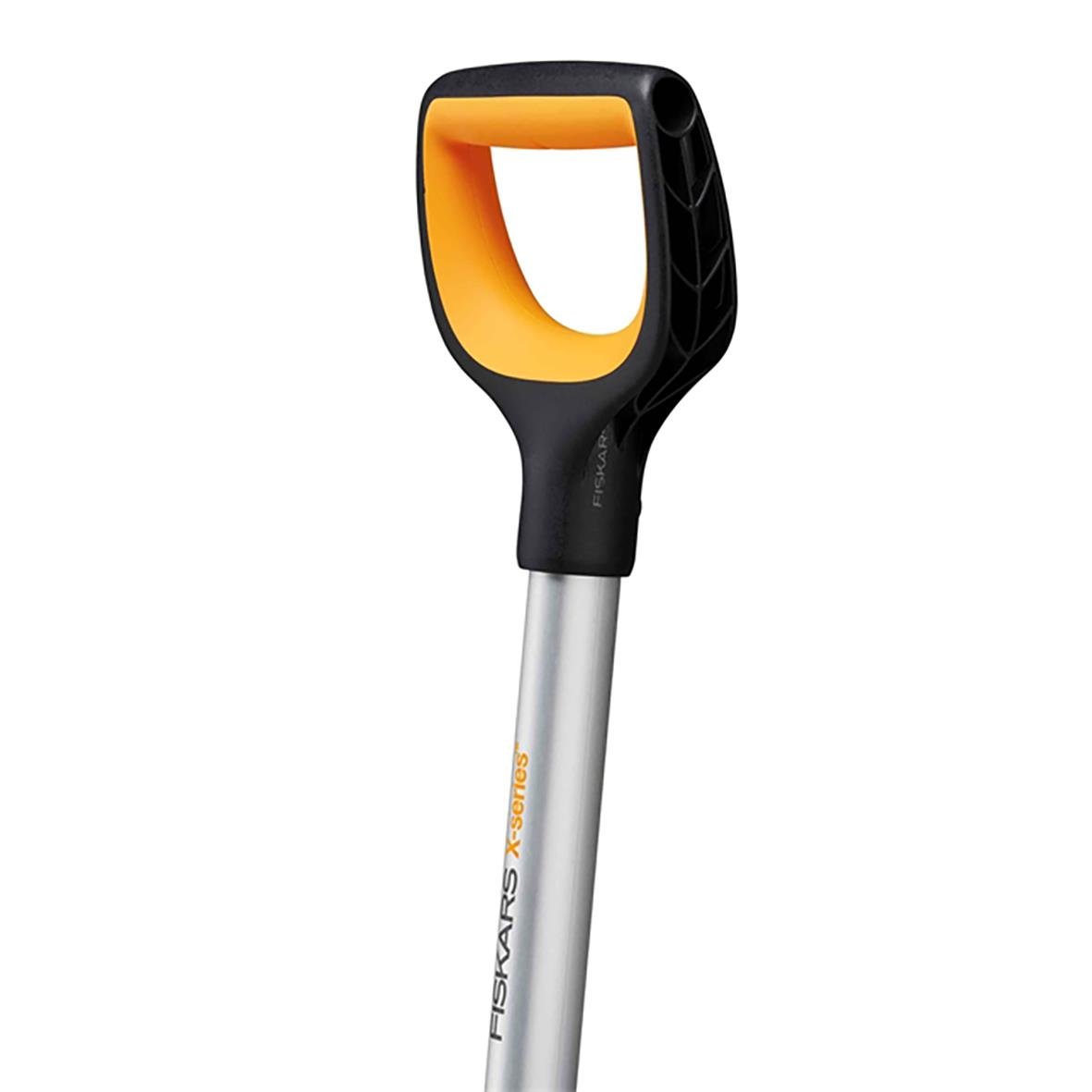 Snöskyffel Fiskars X-Series Snöraka med svart och orange handtag och lång skaft