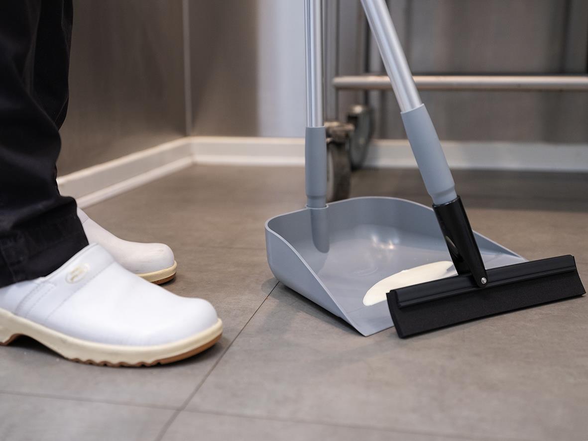 Golvskrapa Vikan med svart rörlig led och 260mm bredd, används för att rengöra golv.