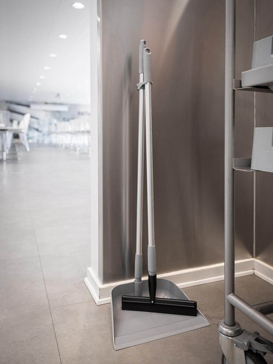 Golvskrapa Vikan Rörlig Led Svart 260mm stående mot vägg i inomhusmiljö