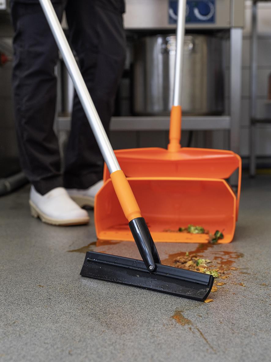 Golvskrapa Vikan med rörlig led, svart, 260mm, används för att skrapa golvet.