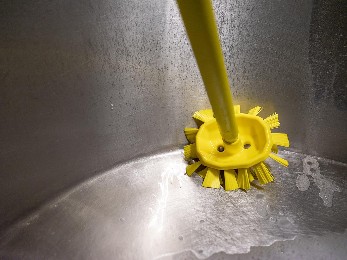 Rosa tankborste Vikan UST Hård 190mm i en diskho