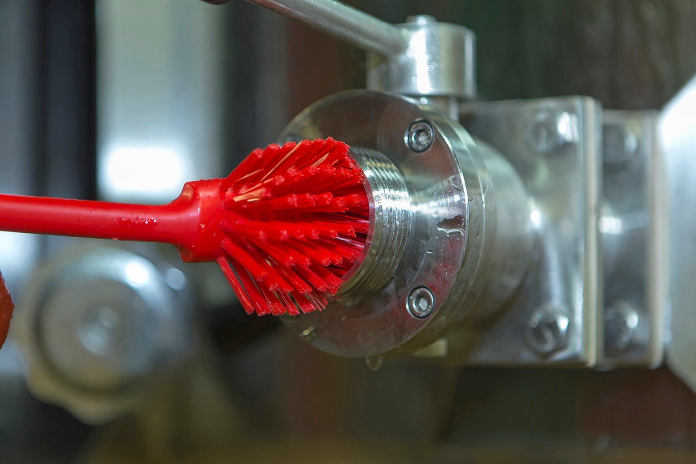 Röd diskborste Vikan Medium 280mm som rengör en metallrulle