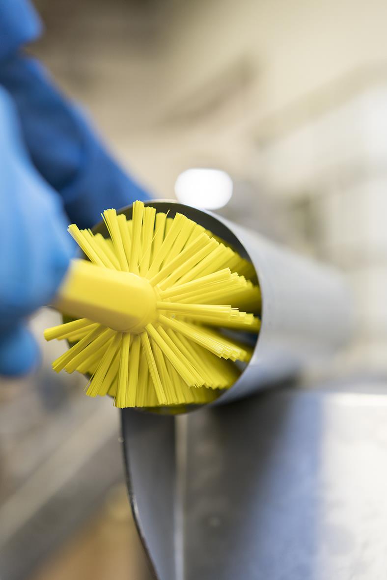 Rörborste Vikan Helgjuten med skaft, medium/hård, svart, Ø90x430mm, används för rengöring av rör.