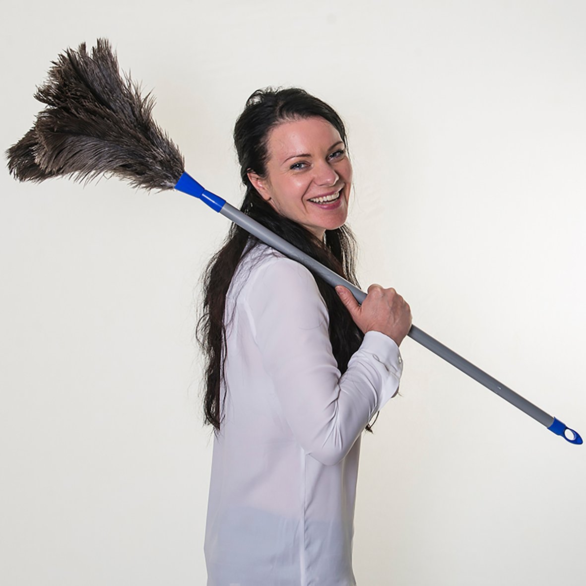 Kvinna håller dammvippa med teleskopstjälk 160cm, ler och ser glad ut