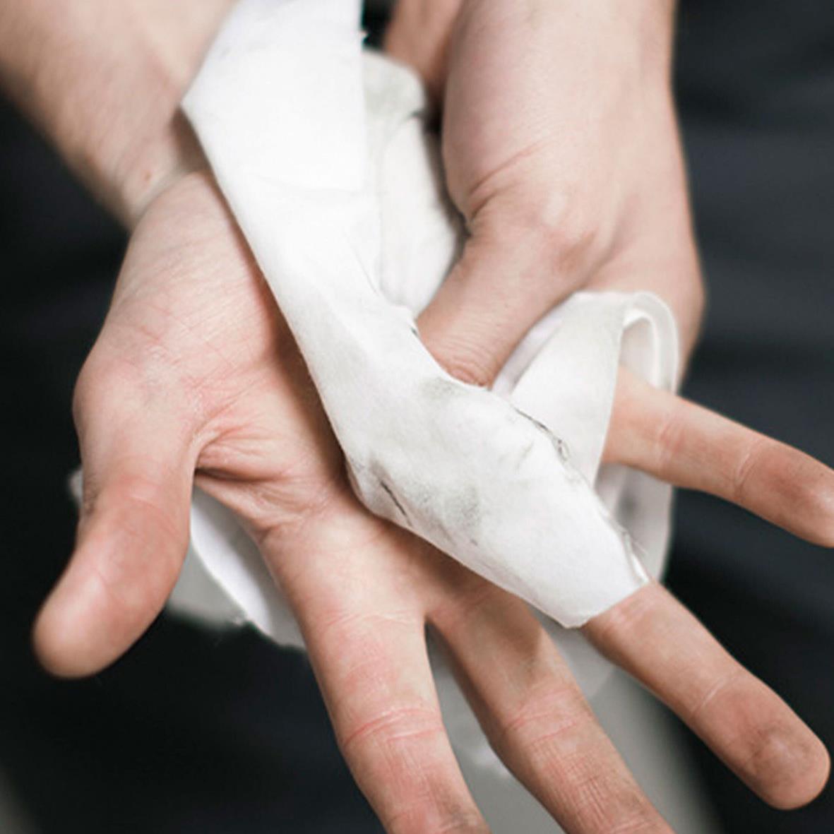 Person torkar händer med våtduk för handrengöring