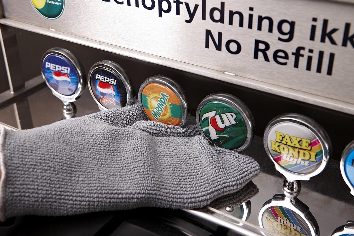 Grön rengöringsvante av microfiber från Vikan, 26 cm, placerad framför dryckesautomater