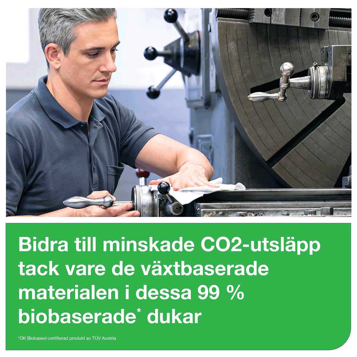 Man använder en maskin i ett industriellt sammanhang, med fokus på en rengöringsduk och text om minskad CO2-utsläpp