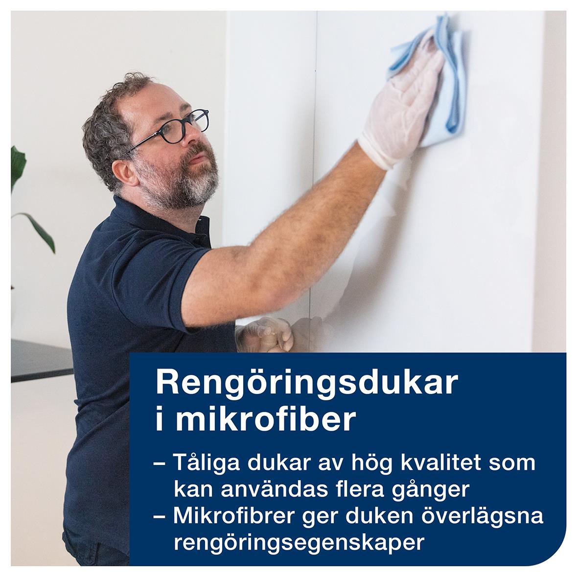 Man rengör vägg med mikrofiberduk i hemmet, text om mikrofiberdukar och deras fördelar