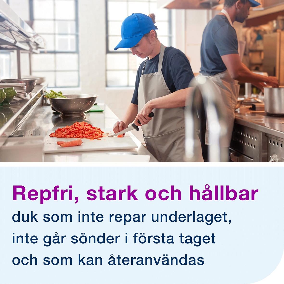 Två personer i kök, en skär grönsaker, rengöringsduk i förpackning på bordet