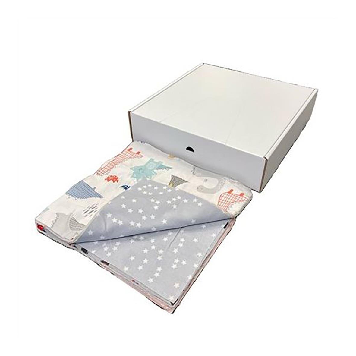 Två flanelltrasor med julmotiv i en öppen vit låda, 38x38cm, 3kg