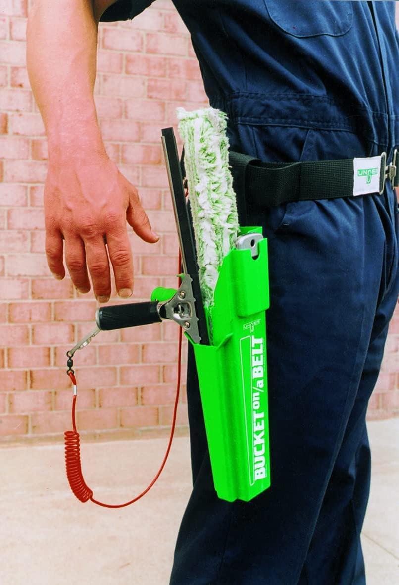 Grön fönsterputshölster med skrapa och mopphållare på bälte