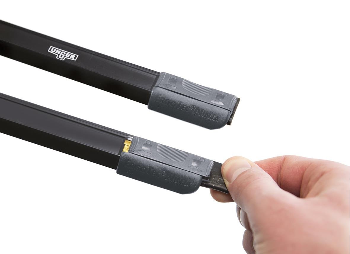 Fönsterskena Unger Ninja Ergotec 45cm med hand som visar installation