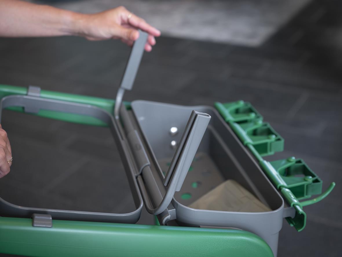 Sopsäckshållare Vikan för hygiensstation, med hand som öppnar hållaren