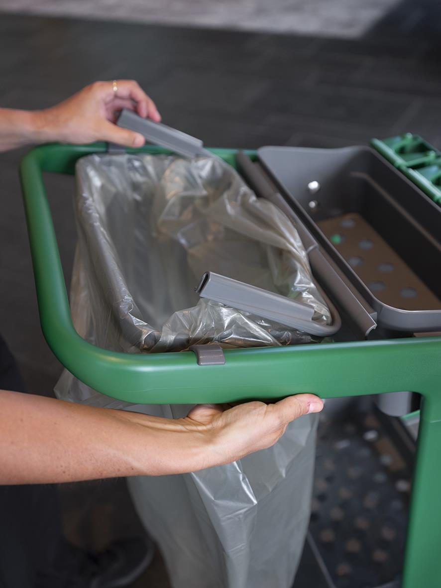 Sopsäckshållare Vikan för hygo rengöringsstation med plastpåse och hand som placerar påsen