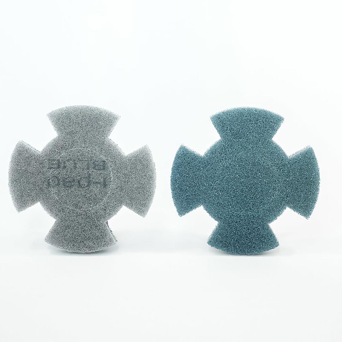 Två blå moppskivor av skum med fyra armar, en av varje sida