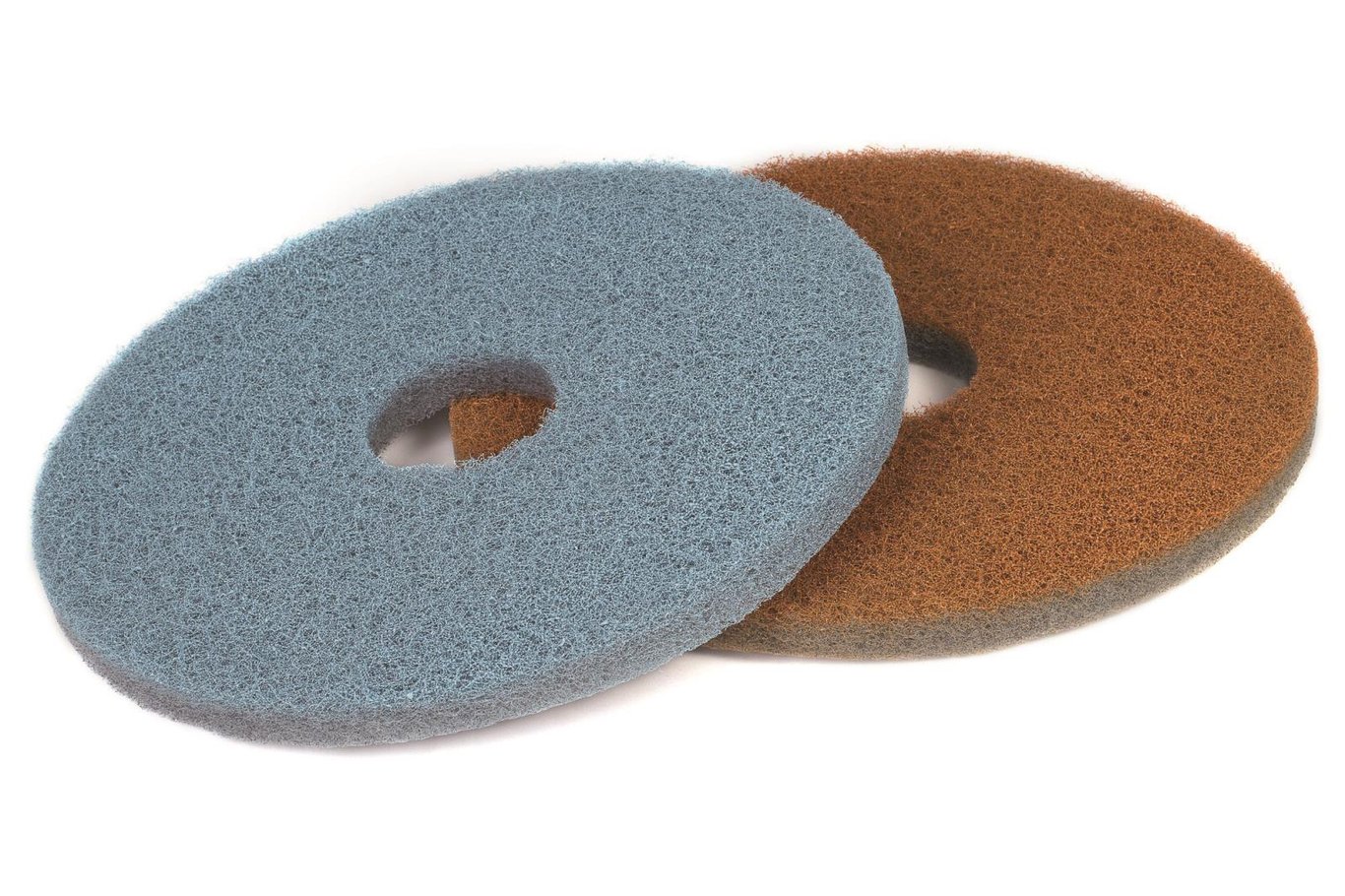 Två skurborstar, en blå och en brun, med hål i mitten för montering