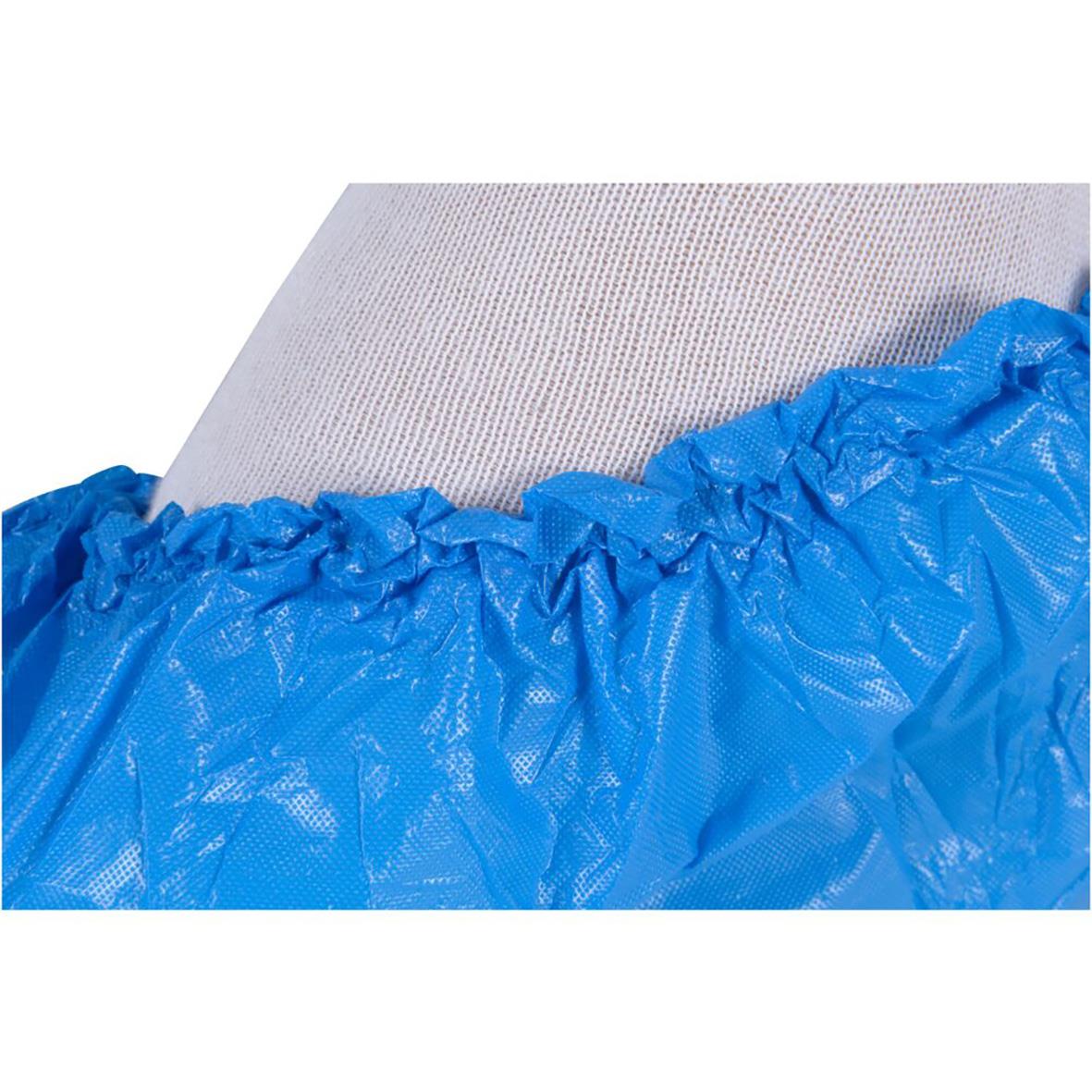 Blå plastpåse med rynkig öppning som täcker en vit yta