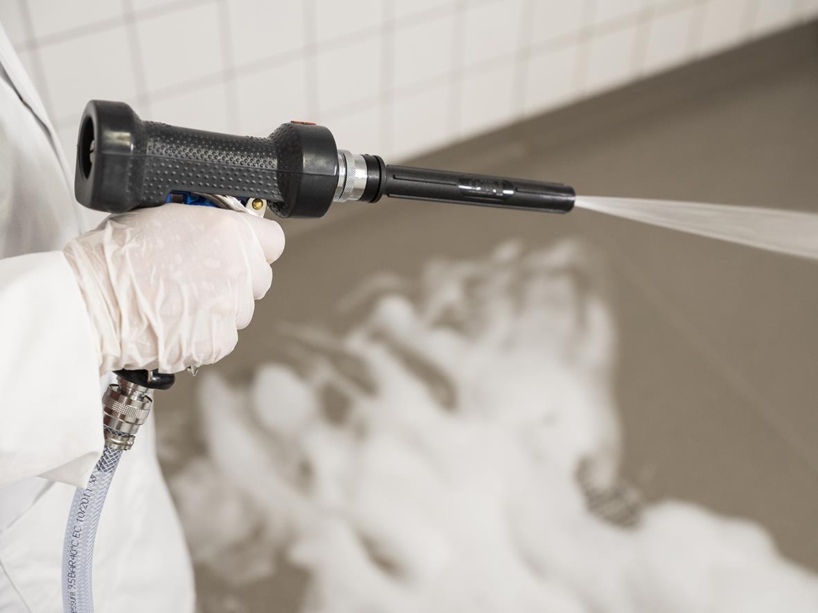 Munstycke Vikan för vattenslang, sprutar vatten, person håller i det