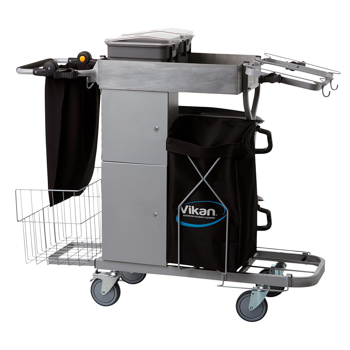 Litet låsbart skåp på städvagn med förvaringsfack och korg