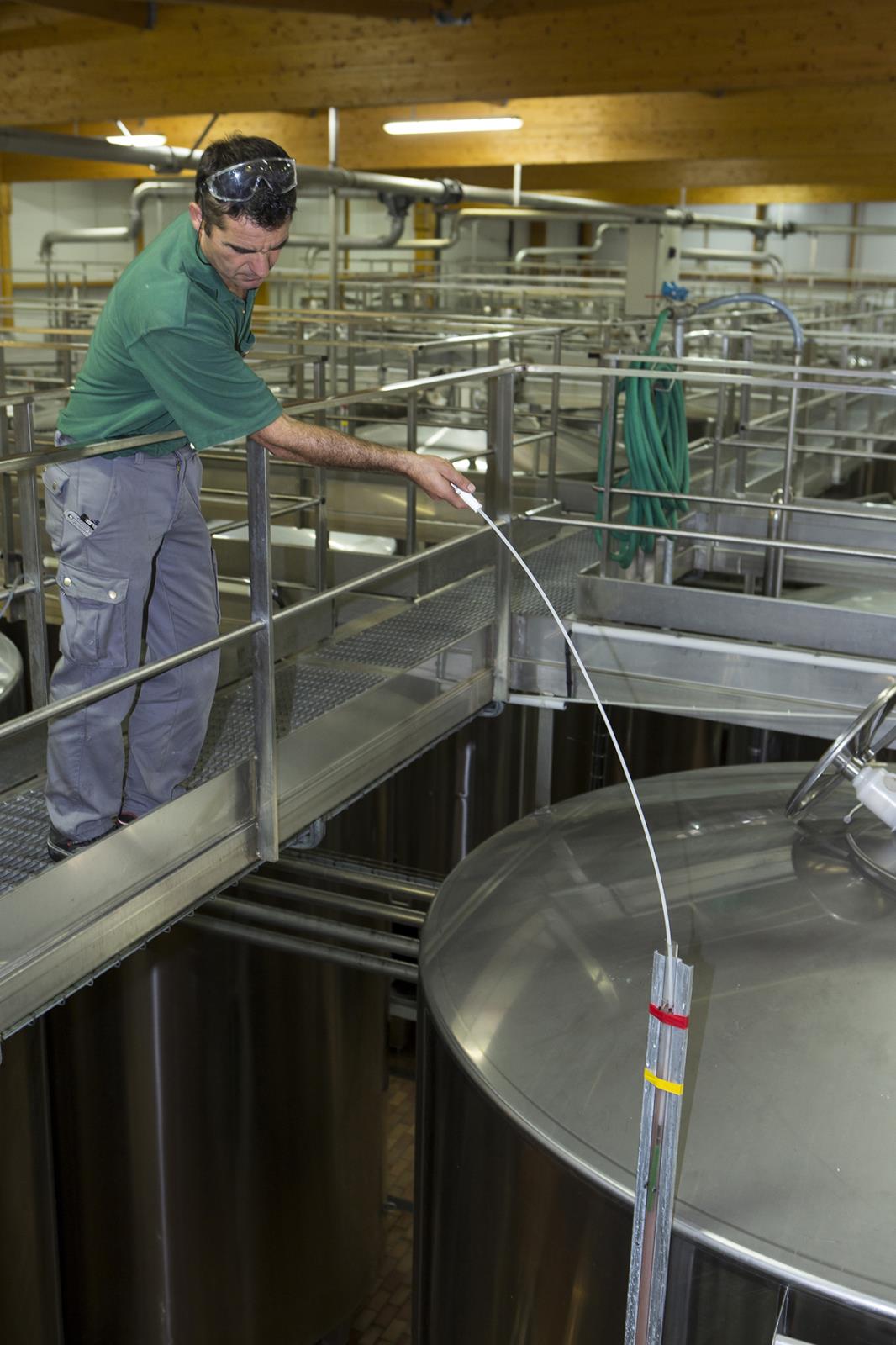 Man använder en rörborste Vikan med flexibelt skaft för rengöring i ett industriellt miljö