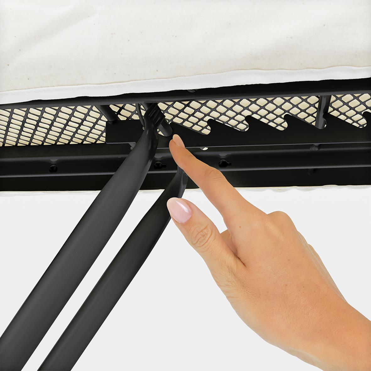 Person som justerar en svart Brabantia strykbräda Solid Ångstationshållare under en strykbräda