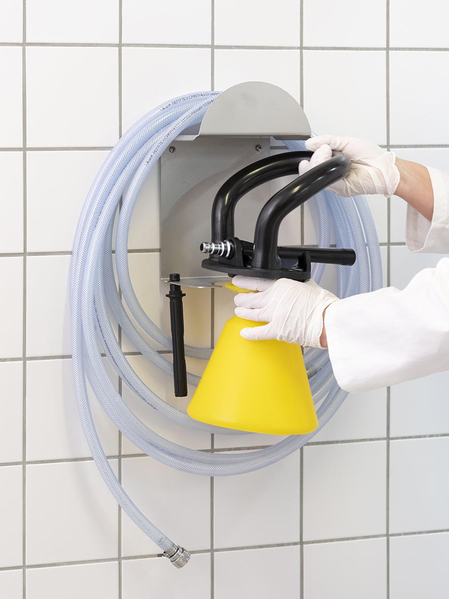 Upphängning till skumspruta Vikan rostfri med slang och handtag på vägg