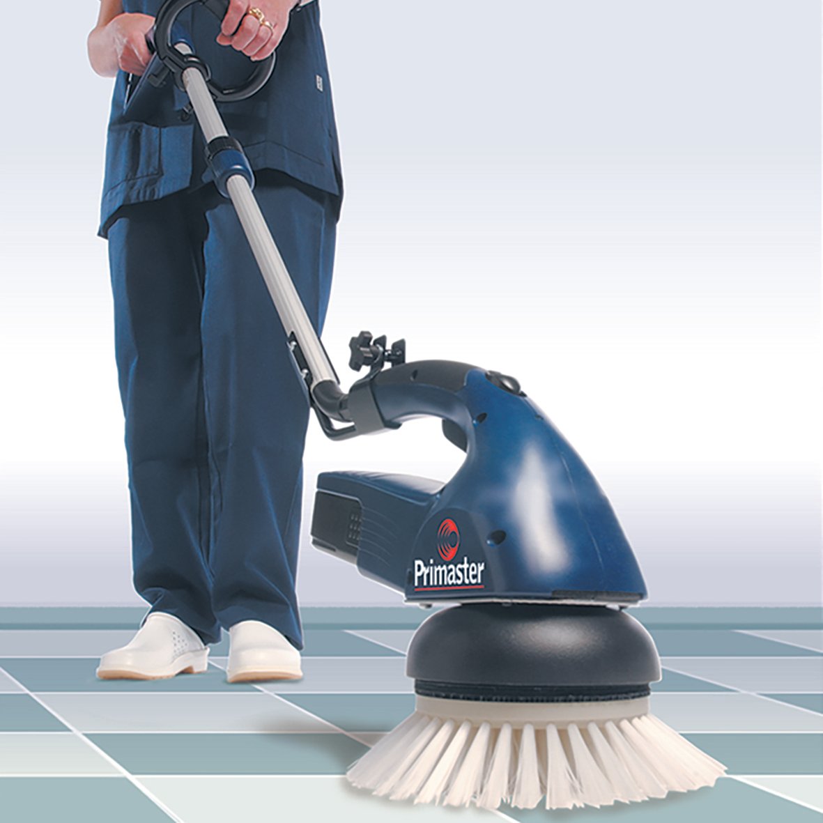 Person använder Skurmaskin Wetrok Primaster Combi för golvrengöring