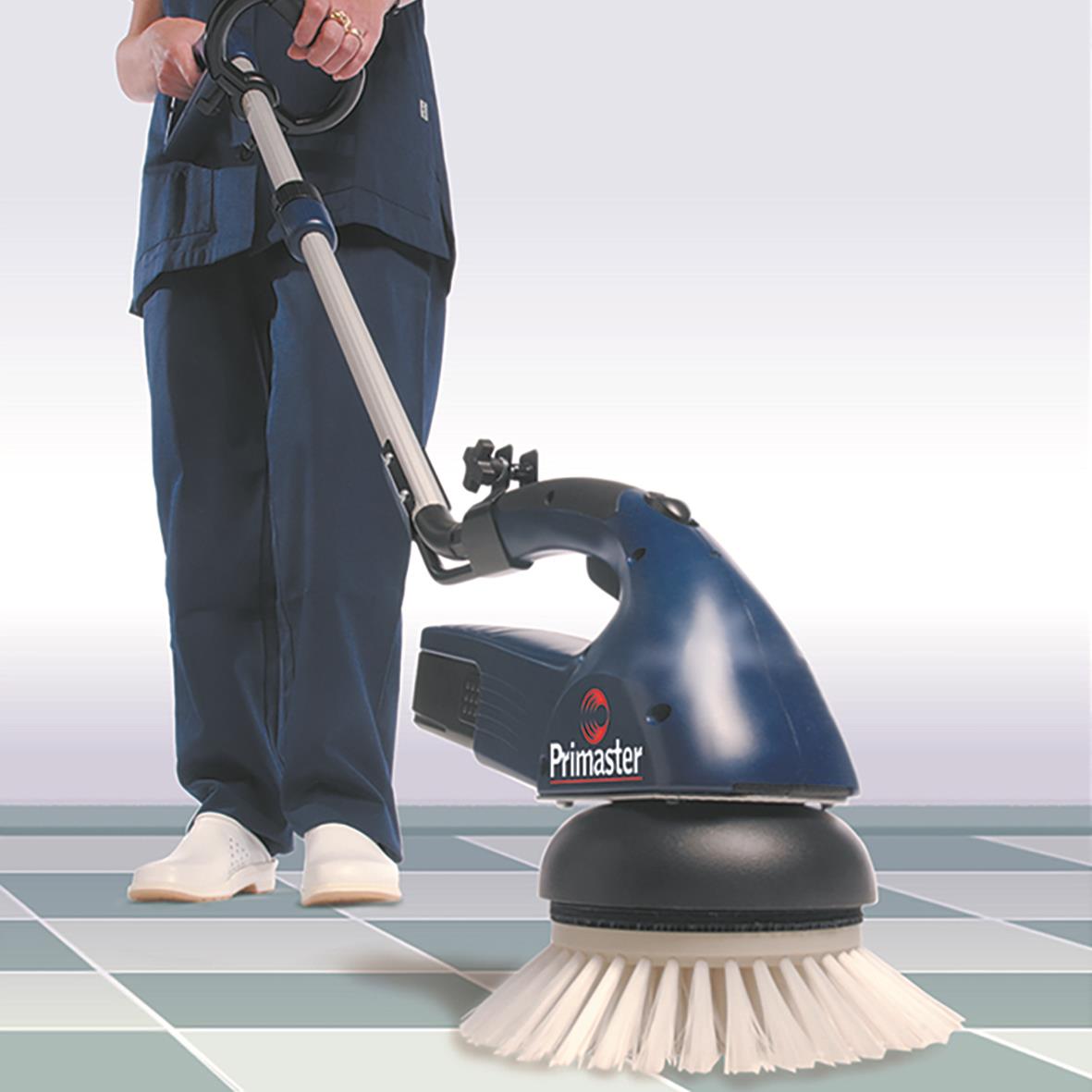 Person använder Skurmaskin Wetrok Primaster Combi för golvrengöring