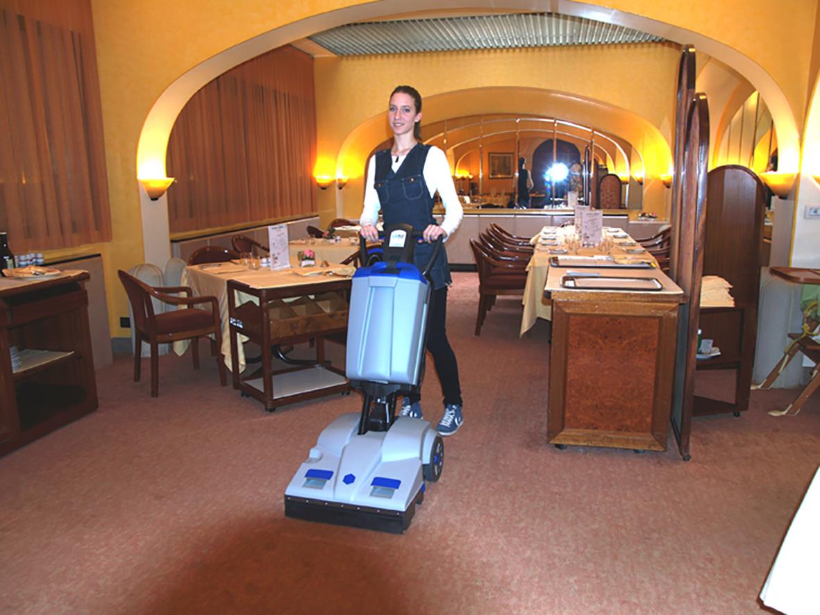 Person städar med Lindhaus LS 50 borstvalsdammsugare i restaurang eller matsal