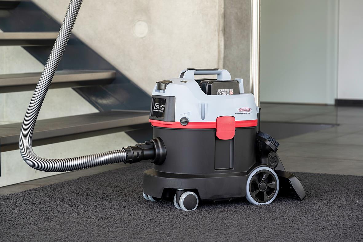 Dammsugare Sprintus iGO batteridriven på matta framför trappa