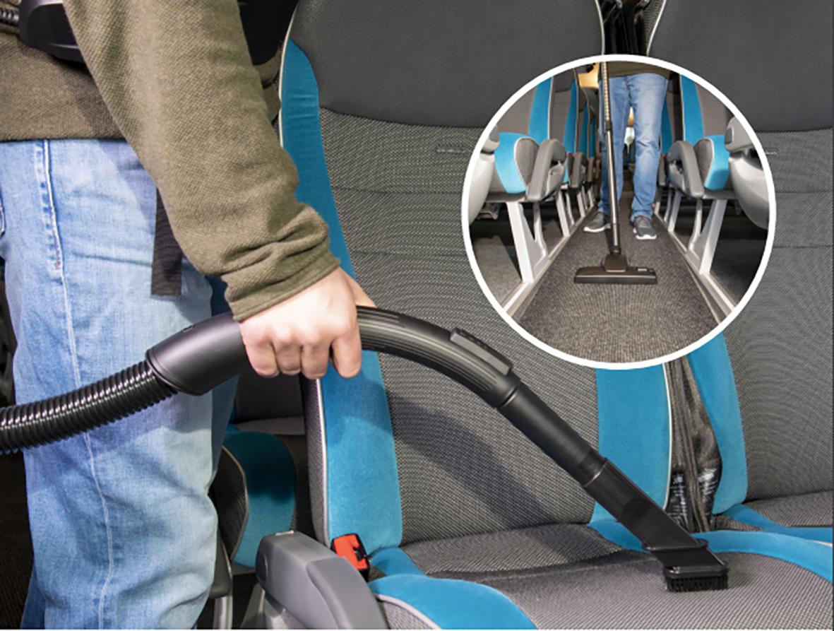 Person som använder en ryggdammsugare Sprintus BoostiX Batteri Li-Ion i ett flygplans sätesgång