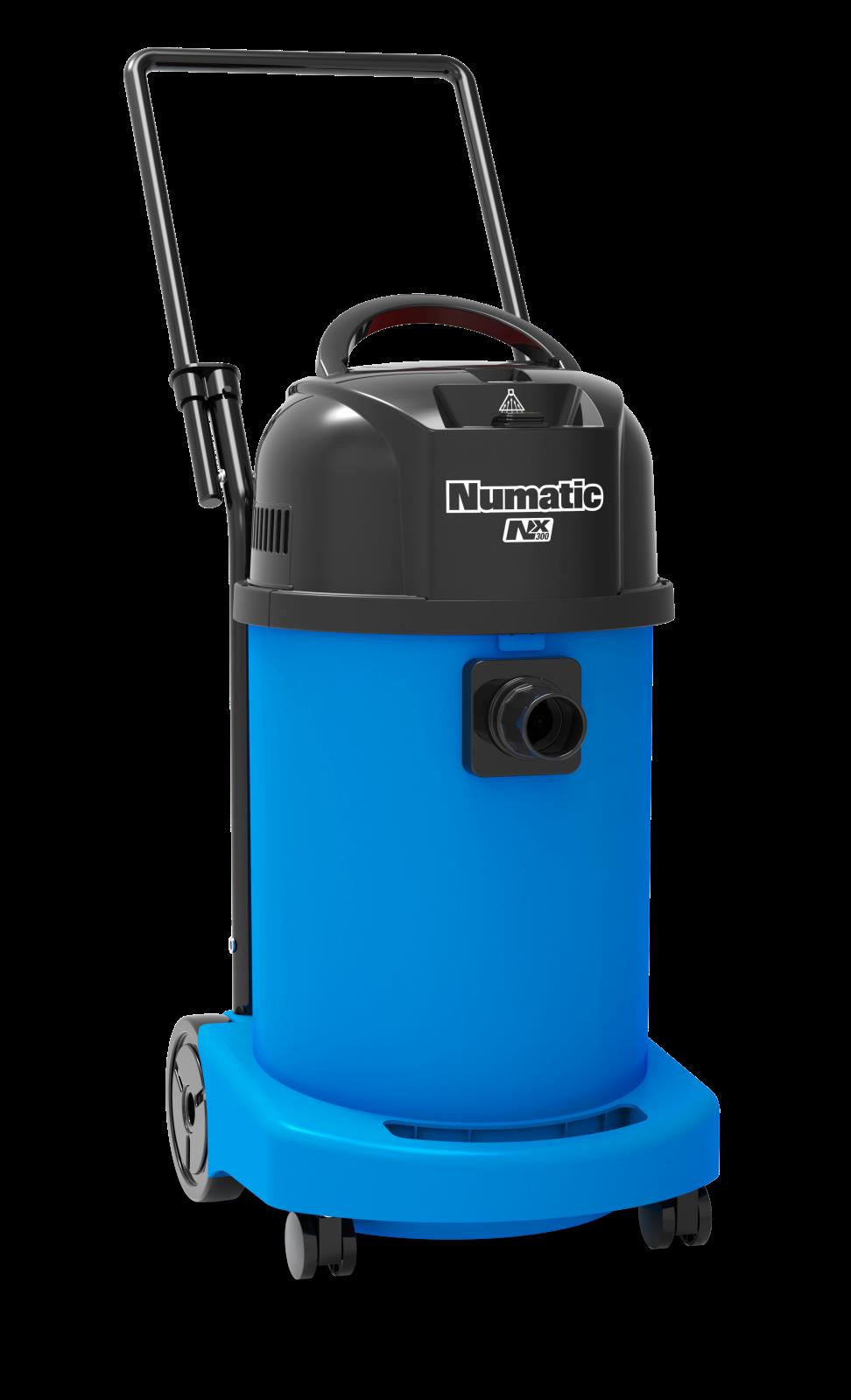 Batteridriven våt/torrsugmaskin från Numatic med blå behållare och svart överdel, inklusive kit men utan batteri